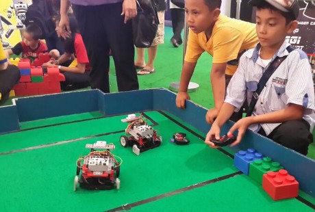 Rekreasi Dari Pengobatan Kanker, Anak-anak Ini Bermain Robot