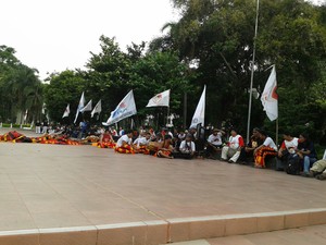 Ketum Gerindra Sambut 80 Buruh Berkaos Hitam yang Longmarch dari Bandung