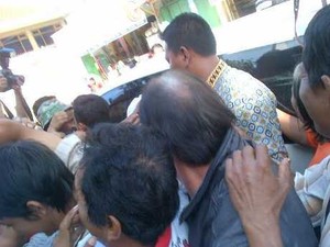 Dari Dalam Mobil, Jokowi Bagi-bagi Kaos di Jalanan di Purwokerto