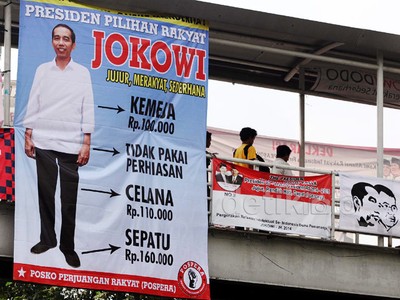 Baliho Jokowi Mejeng di JPO Otista