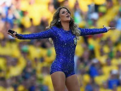Claudia Leitte Tak Kalah Seksi di Pesta Pembukaan Piala Dunia