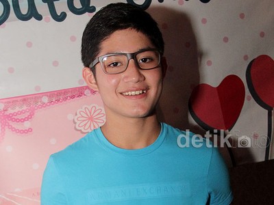 Rassya Islamay Passya Ganteng Berkacamata