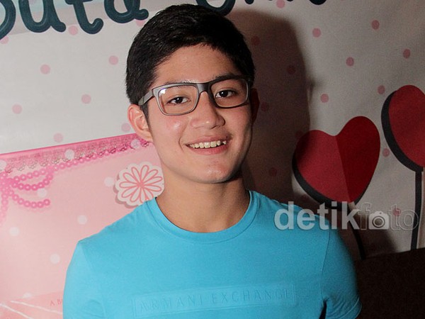 Rassya Islamay Passya Ganteng Berkacamata