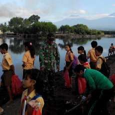 Ratusan Pelajar di Banyuwangi Rijik-Rijik Pulau Santen
