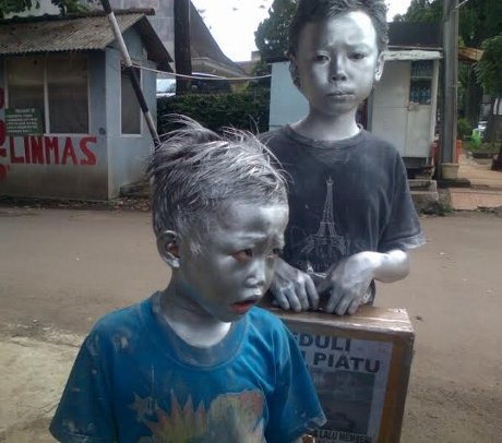 Ini Kisah Manusia Silver Cilik di Cihampelas Bandung