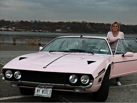 Nenek Ini Suka Naik Lamborghini