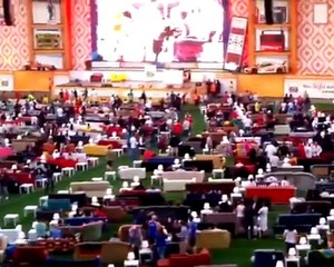 Nobar Unik: Pakai Sofa di Lapangan Bola... dan Mesti Bawa Sofa Sendiri!