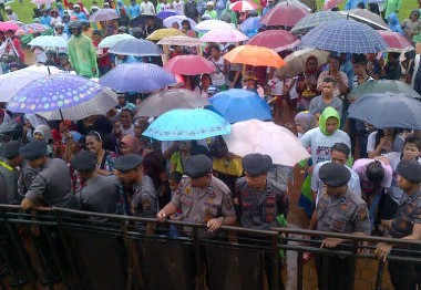 Hujan Deras Guyur Kampanye JK di Ambon, Warga Tetap Bertahan