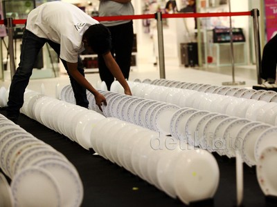 Rekor MURI Domino Piring