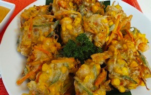 Krenyes Gurih Pangsit dan Bakwan untuk Camilan Nonton Bola