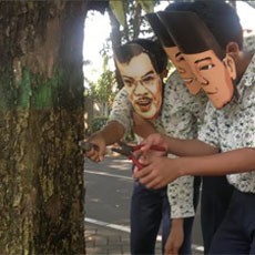 Kenakan Topeng Capres, Pelajar di Sidoarjo Cabuti Paku di Pohon