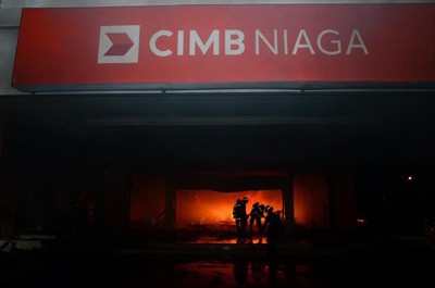 Bank Swasta di Jl Panglima Sudirman Surabaya Ludes Terbakar