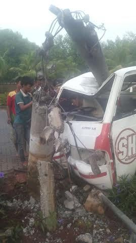 Belajar Mobil, Pengemudi Tabrak Tiang Listrik di Pelabuhan Muara Baru Jakut