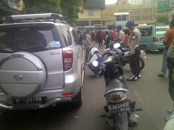 Aparat Gabungan Tertibkan PKL dan Parkir Liar di Tanah Abang