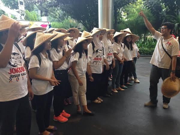 Pendukung Bercaping Jokowi Mulai Padati Hotel Gran Melia
