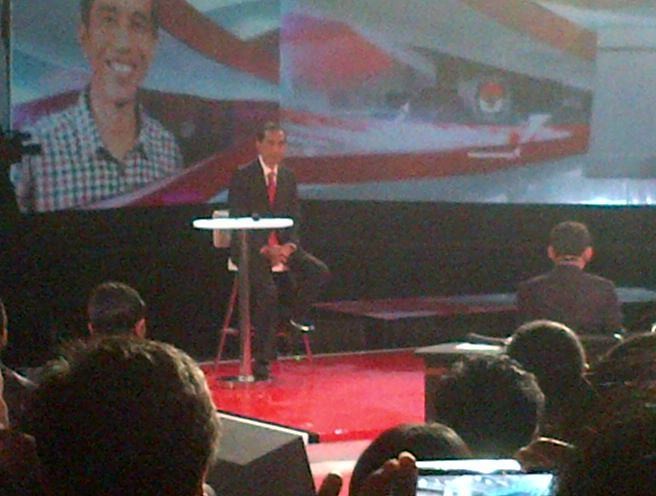 Saat Duduk Jokowi Lebih Banyak Genggam Tangan