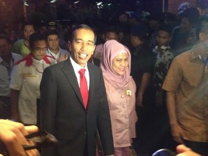 Jilbab Merah Muda Iriana di Debat Capres