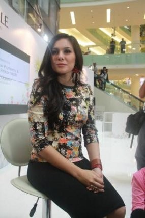 Begini Cara Wulan Guritno Ajarkan Aturan Makan pada Anak