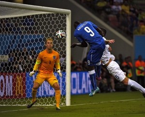 Sundulan Balotelli Buat Inggris Tertunduk
