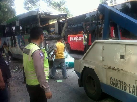 Tabrakan Beruntun 2 Bus TransJ dan 2 Kopaja AC Terjadi di Halte Monas