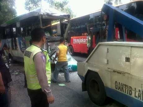 TransJ dan Kopaja yang Tabrakan Beruntun di Monas Milik Damri