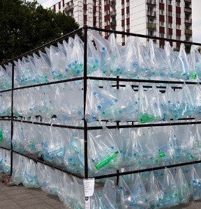 Limbah Plastik dan Botol Jadi Karya Seni di Jalanan Polandia