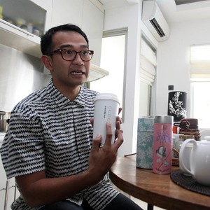 Dapur Apartemen Iwet Ramadhan Berkonsep Putih Minimalis
