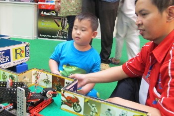 Serunya Anak dengan Kanker Bermain Robot