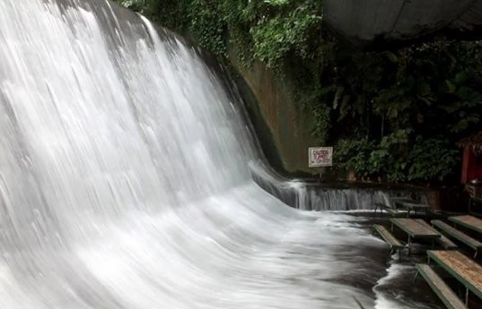 Di Filipina, Ada Restoran di Air Terjun