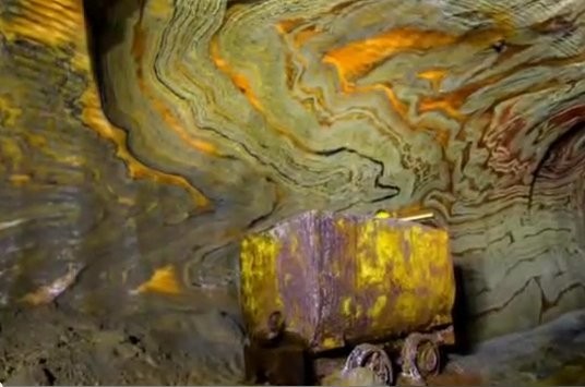 Ada Pelangi di Tambang Garam Rusia