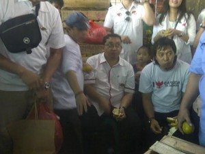 Blusukan ke Pasar Induk, Tim Prabowo-Hatta Bagi-bagi Kaos dan Buah
