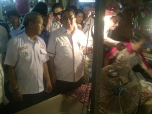 Ditemani Komeng, Fadli Zon Sosialisasikan Prabowo-Hatta di Pasar Induk