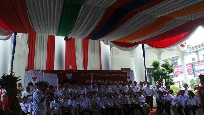 Prabowo Menerima Dukungan dari Warga Kampung Halaman Ibunda