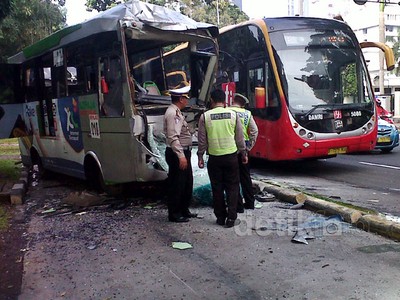 2 Bus TransJ dan 2 Kopaja AC Tabrakan Beruntun