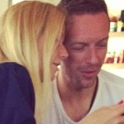 Chris Martin dan Gwyneth Paltrow Dikabarkan Masih Tinggal Serumah
