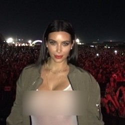 Nonton Penampilan Kanye West, Kim Kardashian Berbaju Transparan