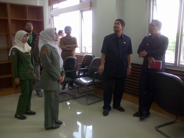 Pegang-pegang Tembok dan Triplek, Ridwan Kamil Kecewa Gedung Baru DPRD