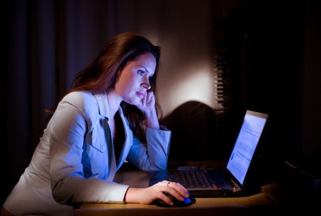 Kerja Kantoran? Jangan Duduk Begini Kalau Tak Mau Nyeri Punggung