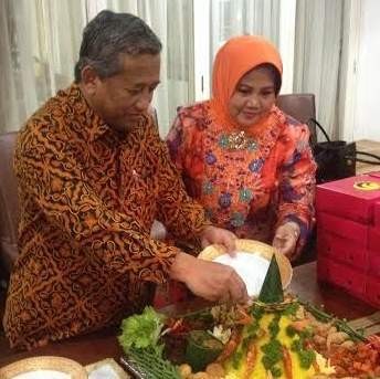 Ultah ke-55, M Nuh Dapat Kejutan Kue Tar dan Nasi Tumpeng