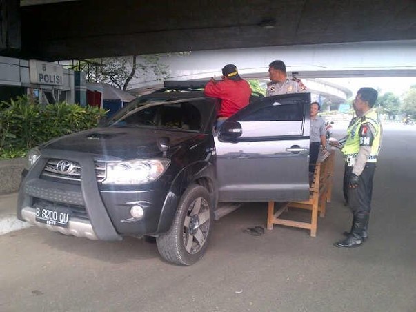 Sopir Fortuner ini Ditilang dan Diminta Copot Rotator yang Dipasang