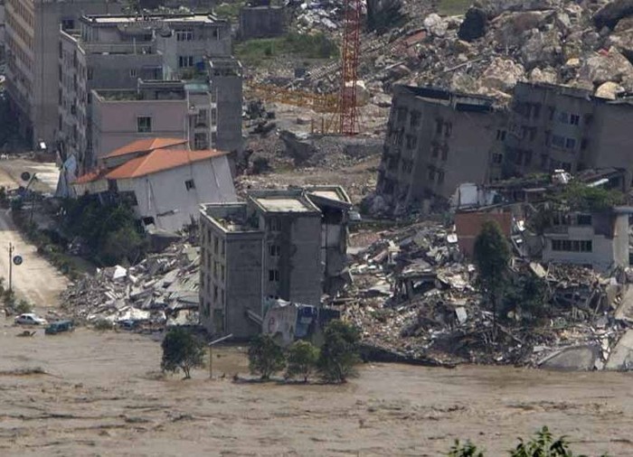 Di Kota Ini, Reruntuhan Gempa Jadi Atraksi Wisata