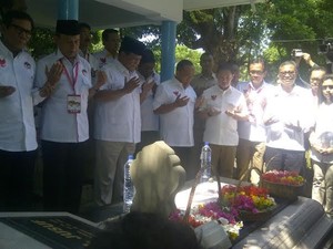 Tiba di Makassar, Prabowo Nyekar ke Makam Jenderal (Purn) M Jusuf