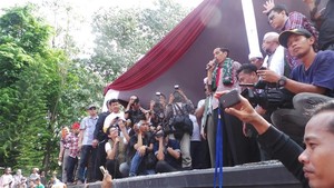 Kampanye Singkat di Depan Relawan Purwakarta, Jokowi Ketinggalan Jimat