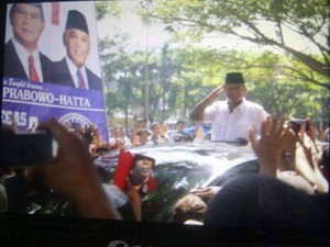 Bergaya Rock Star, Prabowo Lompat dari Panggung dan Diarak Massa