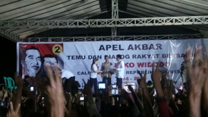 Bruk! Panggung di Indramayu Ambruk, Jokowi Jatuh Lalu Berdiri Lagi