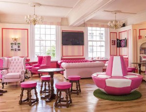 Benefit Cosmetics Buka Bar Khusus Wanita untuk Nonton Piala Dunia
