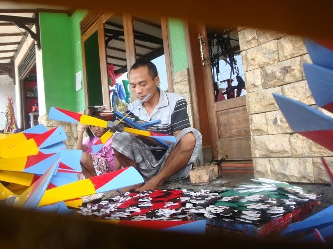 Cerita Tarno, Satpam yang Kerja Sampingan Sebagai Perajin Mainan