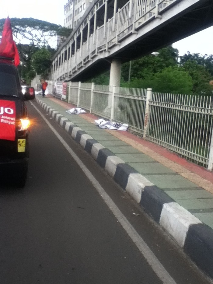 Relawan Pro Jokowi Copot Spanduk Jokowi Tetap Gubernur