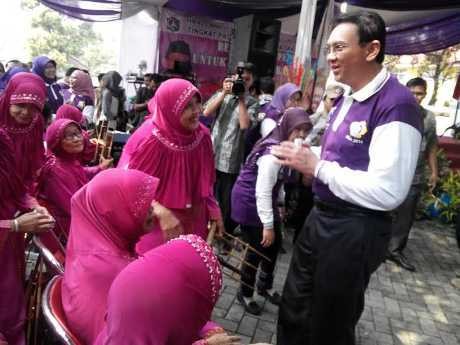 Peringati Hari Lanjut Usia Nasional, Ahok Dikepung Fans Nenek-Nenek