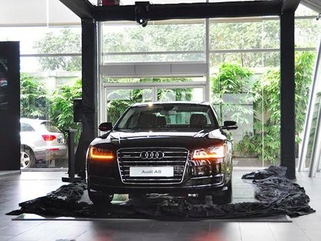 Ini Enaknya Punya Mobil Mewah Audi A8 L